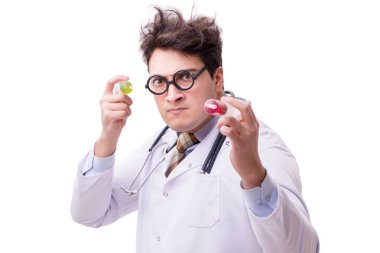 Beyaz şırıngalı komik doktor.