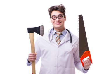 Balta ve üzerinde beyaz izole testere ile komik doktor