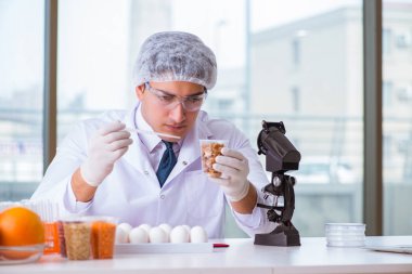 Besin uzmanı gıda ürünlerini laboratuarda test ediyor.