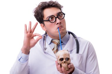 Beyaz izole kafatası ile komik doktor
