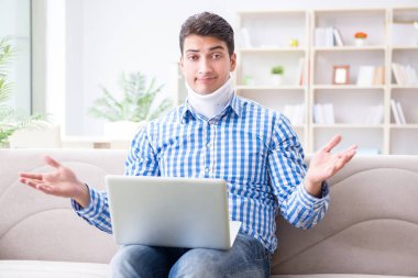 Evden çalışan boyunluk takan serbest çalışan bir adam.