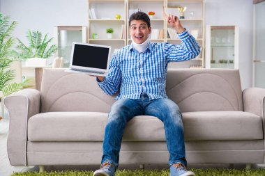 Evden çalışan boyunluk takan serbest çalışan bir adam.