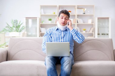 Evden çalışan boyunluk takan serbest çalışan bir adam.