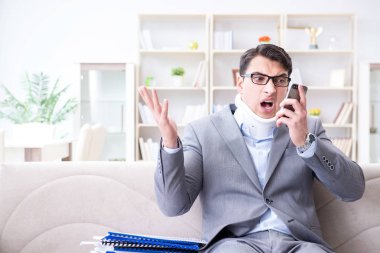 Boyunluk takan adam tele-telden çalışıyor.