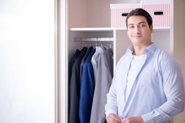 Genç işadamı iş için giyiniyor.