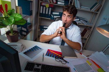 İş adamı ofiste geç saatlere kadar çalışıyor.