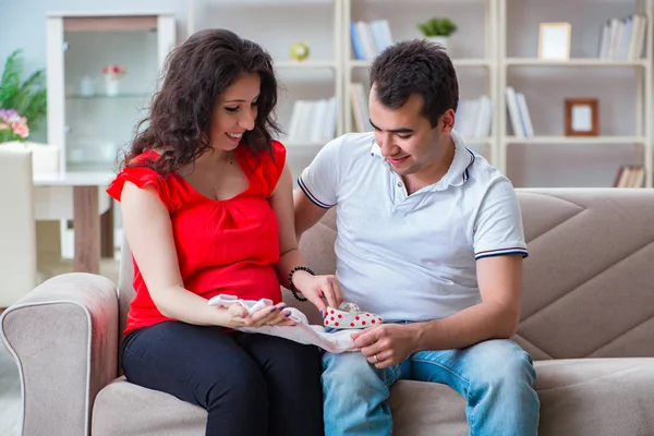 Bir bebek bekleyen genç çift.