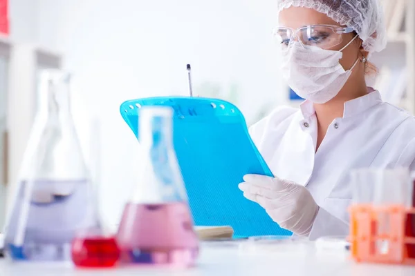 Pesquisadora cientista conduzindo uma experiência em um labora — Fotografia de Stock