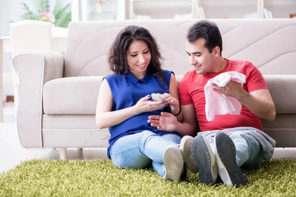 Familia joven pareja esperando un bebé — Foto de Stock