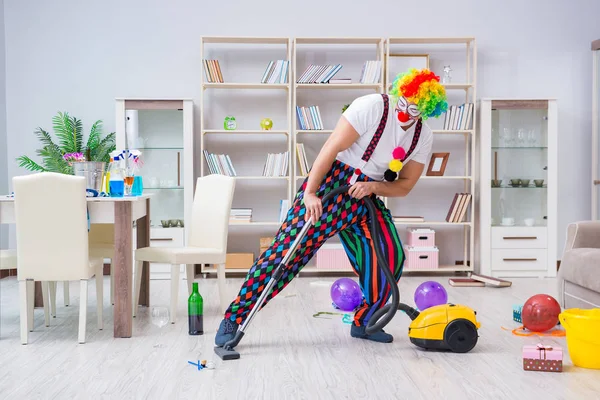 Komik palyaço evde temizlik yapıyor.