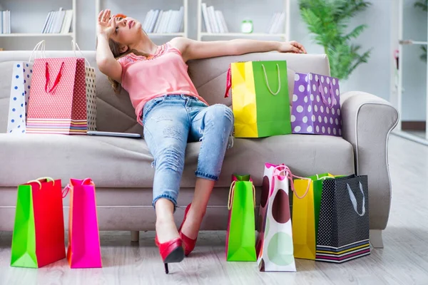 Fiatal nő bevásárló táskák otthon kanapén — Stock Fotó