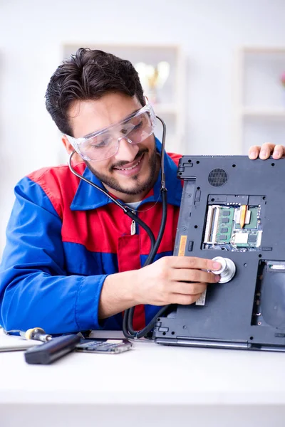 Repairman working in technical support fixing computer laptop tr — Stock Photo, Image