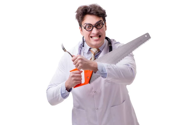 Grappige dokter met zaag geïsoleerd op wit — Stockfoto