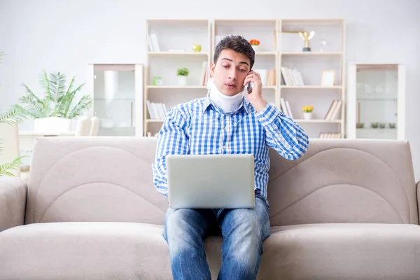 Evden çalışan boyunluk takan serbest çalışan bir adam.