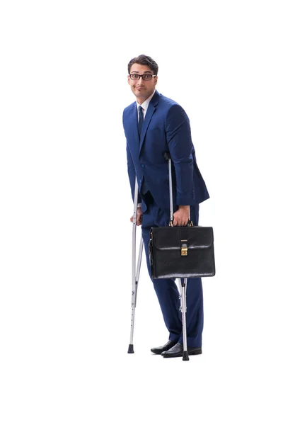 Empresário caminhando com muletas isoladas em fundo branco — Fotografia de Stock
