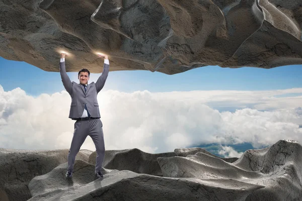 Baskı altında taşı destekleyen iş adamı