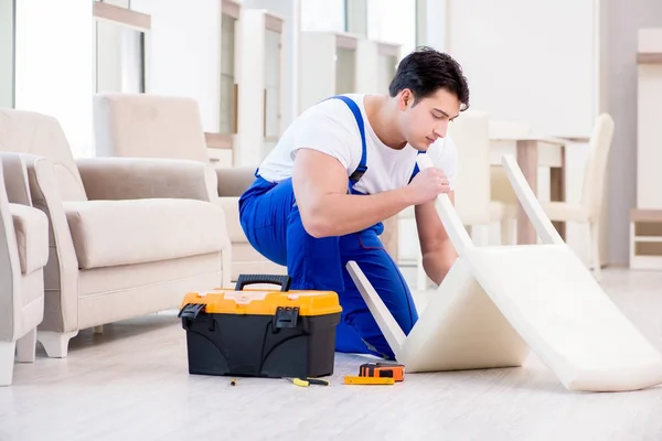 Meubilair reparateur werkt in de winkel — Stockfoto