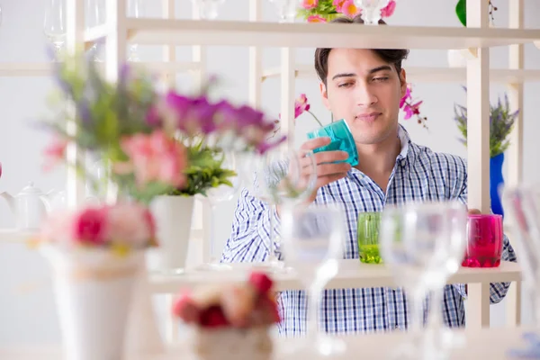 Genç yakışıklı dükkândan alışveriş yapıyor.