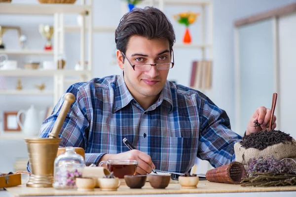 Yeni demler deneyen profesyonel çay uzmanı.