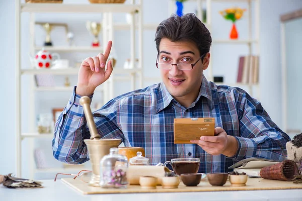 Yeni demler deneyen profesyonel çay uzmanı.