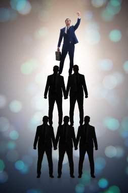 Organizasyon listesinin başında iş adamı var