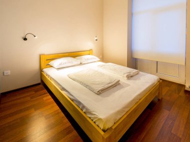 Otelde çift kişilik yatak.