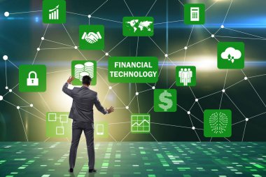 Fintech konseptinde düğmelere basan iş adamı