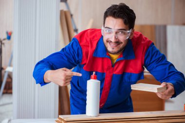 Yooung marangoz boyayla uğraşıyor.