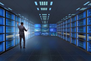 İş adamıyla büyük veri yönetimi kavramı