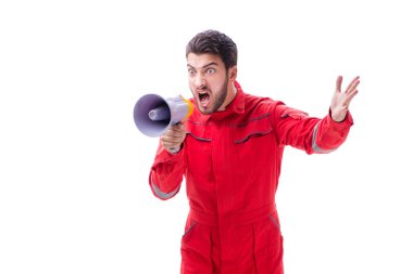 Beyaz sırtında megafon olan genç bir tamirci.