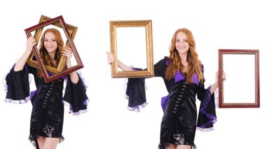 Beyaz çerçeveli bir kadın.