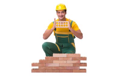 Yakışıklı inşaat işçisi tuğla duvar inşa ediyor.