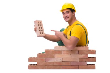 Yakışıklı inşaat işçisi tuğla duvar inşa ediyor.