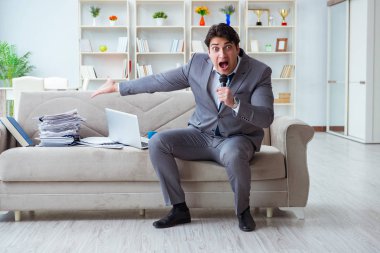 Üzgün işadamı ofiste şarkı söylüyor.