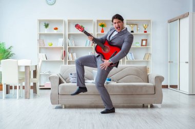 İş adamı tatile gidişini kutluyor