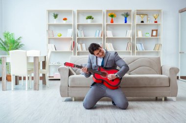 İş adamı tatile gidişini kutluyor