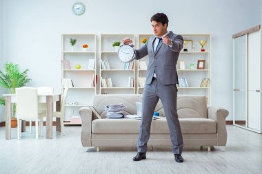 İş adamı teslim tarihine yetişemiyor