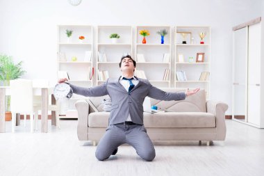 İş adamı teslim tarihine yetiştiği için mutlu