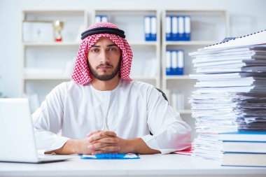 Ofiste çalışan Arap işadamı bir Pi ile evrak işi yapıyor.