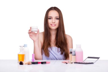 Beyaz tenli, güzel makyajlı genç bir kadın.