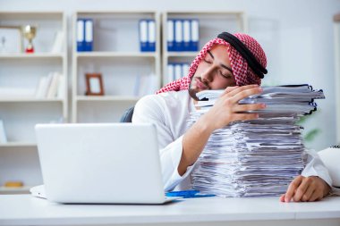 Ofiste çalışan Arap işadamı bir Pi ile evrak işi yapıyor.