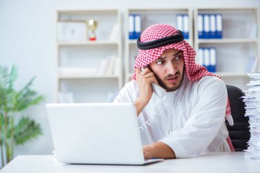 Ofiste çalışan Arap işadamı bir Pi ile evrak işi yapıyor.