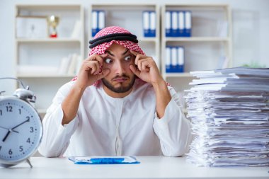 Ofiste çalışan Arap işadamı bir Pi ile evrak işi yapıyor.