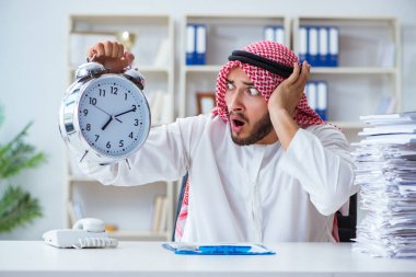 Ofiste çalışan Arap işadamı bir Pi ile evrak işi yapıyor.