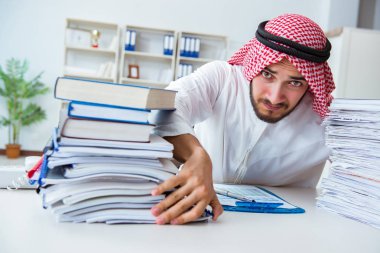 Ofiste çalışan Arap işadamı bir Pi ile evrak işi yapıyor.