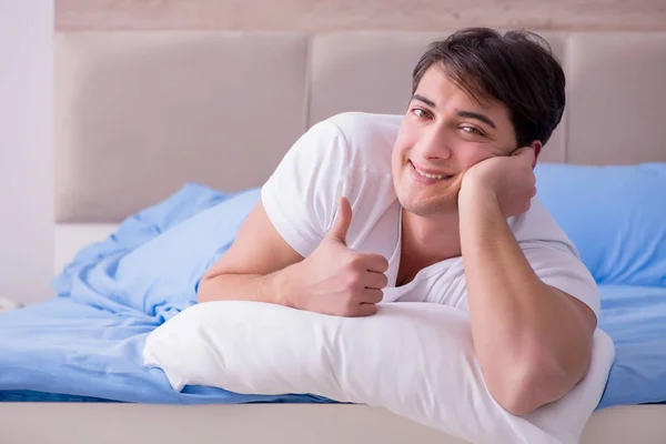 Hombre que sufre de insomnio acostado en la cama —  Fotos de Stock