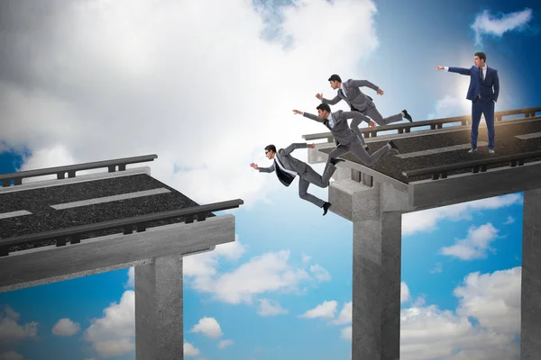 Jefe hombre de negocios dando instrucciones equivocadas al equipo — Foto de Stock