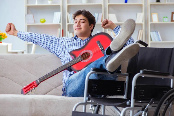 Homem com deficiência tocando guitarra em casa — Fotografia de Stock