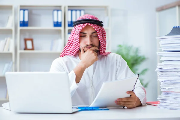 Arab businessman working in the office doing paperwork with a pi — Stock Photo, Image