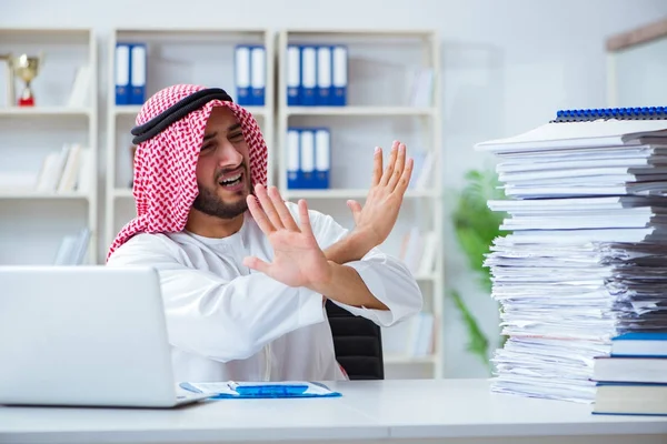 在办公室用 π 做文书工作的阿拉伯商人 — 图库照片